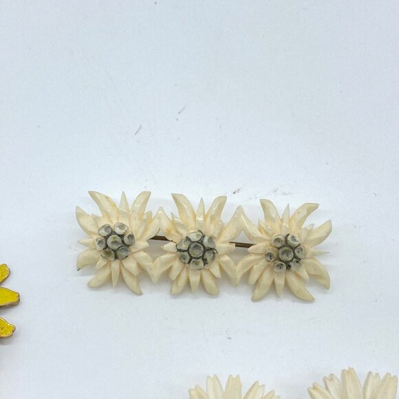 Vintage Set of 3 Daisy Brooch Floral Enamel Gold Tone Green Plastic Pin Trio - Picture 4 of 14